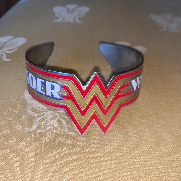 DC Comics Jewelry - EUC Wonder Woman themed metal cuff bracelet